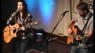 Jill Phillips sings &quot;Nobody&#39;s Got it all Together&quot;