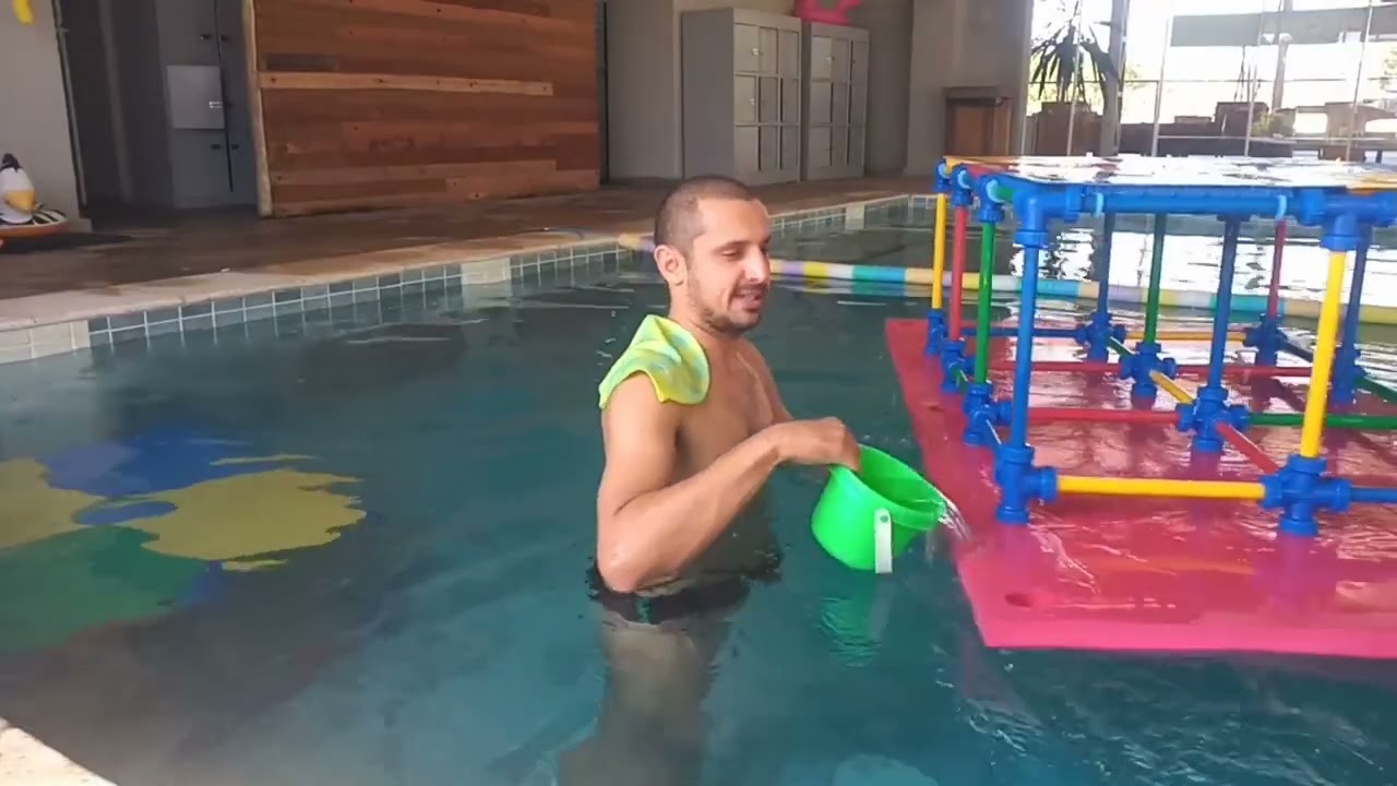 Dicas para aprimorar a adaptação sensorial na natação infantil.