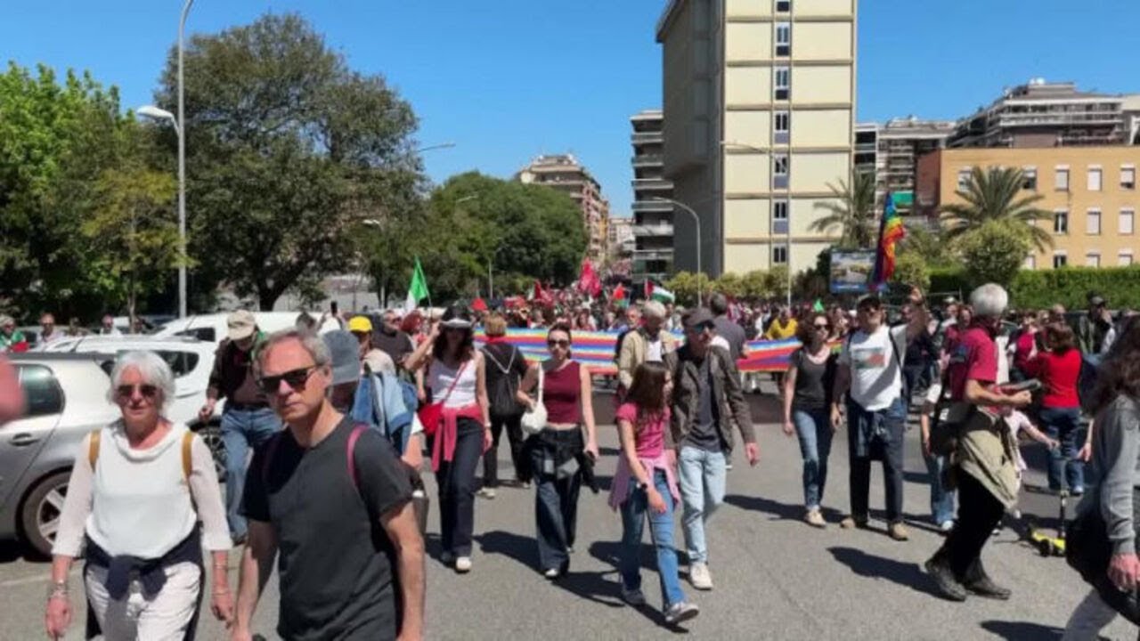 Bandiera della pace gigantesca sventola durante il corteo del 25 aprile a Roma
