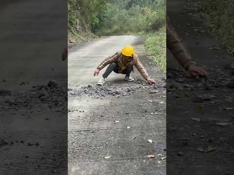 Kind-hearted people help clear obstacles during the rain.