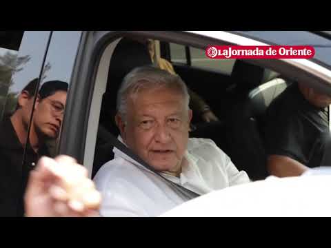 López Obrador en la 23 zona militar en Panotla, Tlaxcala, en compañía de Lorena Cuéllar