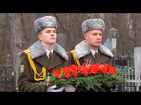 Торжественный митинг прошел в Новобелицком районе Гомеля на братском мемориале гражданского кладбища видео