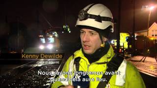 preview picture of video 'Caténaire rehaussée en gare de Dilbeek pour deux camions'