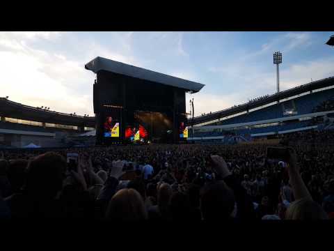 Dave Grohl re-enters stage after breaking his leg