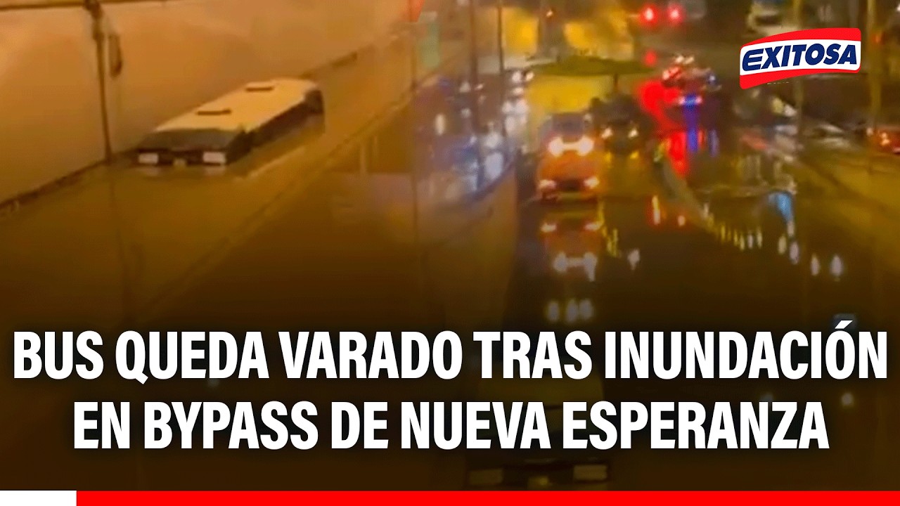 🔴🔵 Bus queda varado tras inundación en bypass en Nueva Esperanza