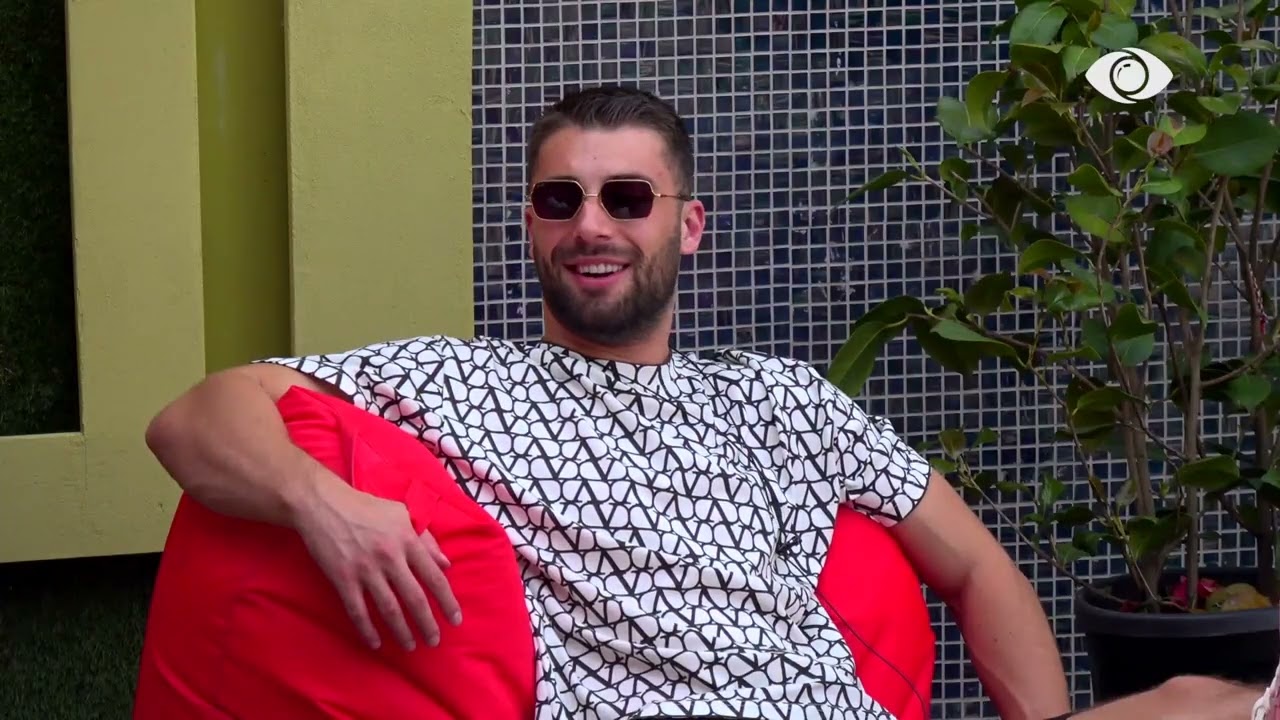 Momente relaksi në oborr, banorët bëjnë gëzuar me “Coca Cola”