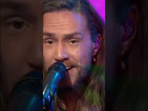 o dia em que priscilla me jogou na fogueira e eu cantei harry styles =))) ✨