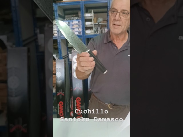 Vídeo relacionado con SANMUZUO Cuchillo Santoku Damasco Cuchillo de Chef 18CM - serie Xuan - Cuchillo de Cocina de Acero de Damasco con Mango de Resina(Naranja de Fantasía)