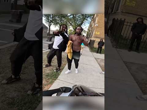 Él se Acercó a Miembros de Una Pandilla en Chicago