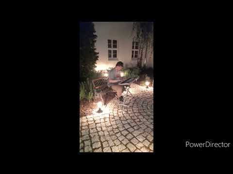 Glucha osoba gra na pianinie piosenkę "We Don't Talk Anymore"