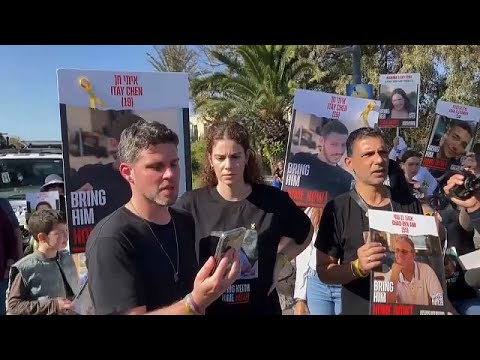 شاهد " أعيدوهم الآن " .. عائلات الرهائن المحتجزين في غزة تحتج مجدداً أمام منزل نتانياهو