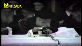 ניגון שמח תשמח בהתוועדות כ"ק הרבי מליובאוויטש - התמונה מוצגת ישירות מתוך אתר האינטרנט יוטיוב. זכויות היוצרים בתמונה שייכות ליוצרה. קישור קרדיט למקור התוכן נמצא בתוך דף הסרטון