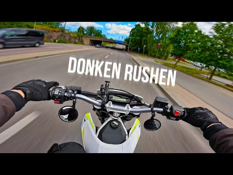 Åker och äter snabbmat på min Supermoto