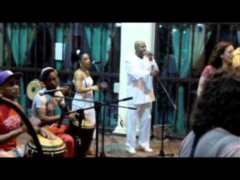 Tocando con el Grupo Obbini Bata