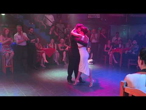  Jonathan Saavedra  and  Clarisa Aragon  are  dancing  to  the  tango  "  Cotorrita de la suerte  "  by  Aníbal Troilo  in  2020