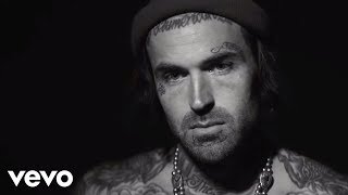 Kadr z teledysku Row Your Boat tekst piosenki Yelawolf