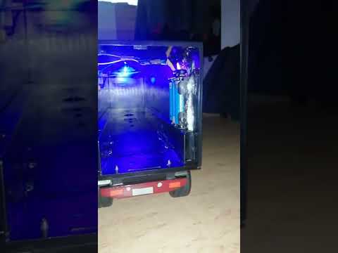 Ferngesteuerter LKW mit einer selbst gemachten LED Leiste und Party Beleuchtung im Anhänger