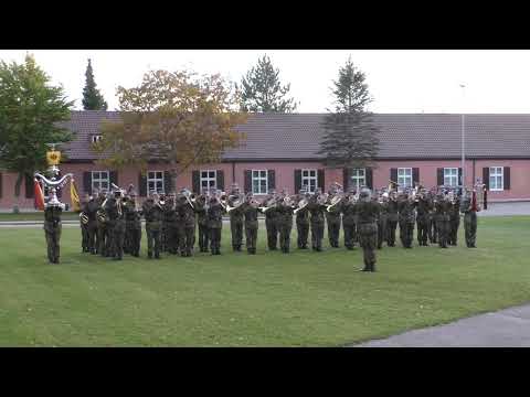 Das Lied der Fallschirmjäger (»Rot scheint die Sonne«) Gebirgsmusikkorps Der Adler ist gelandet ;-)