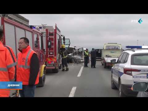 Četiri osobe poginule na putu Ruma-Irig, kombi udario u parkiranu mašinu