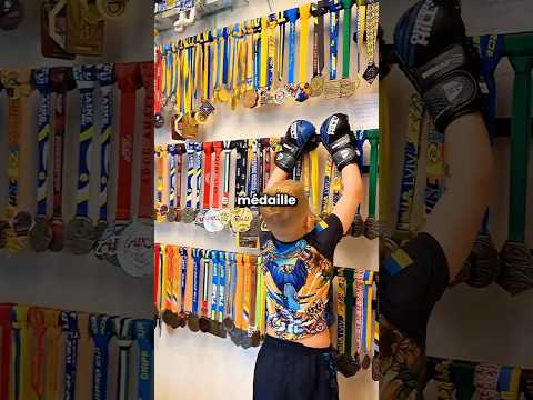 ❤️ Le garçon qui rendait hommage à son père avec ses médailles