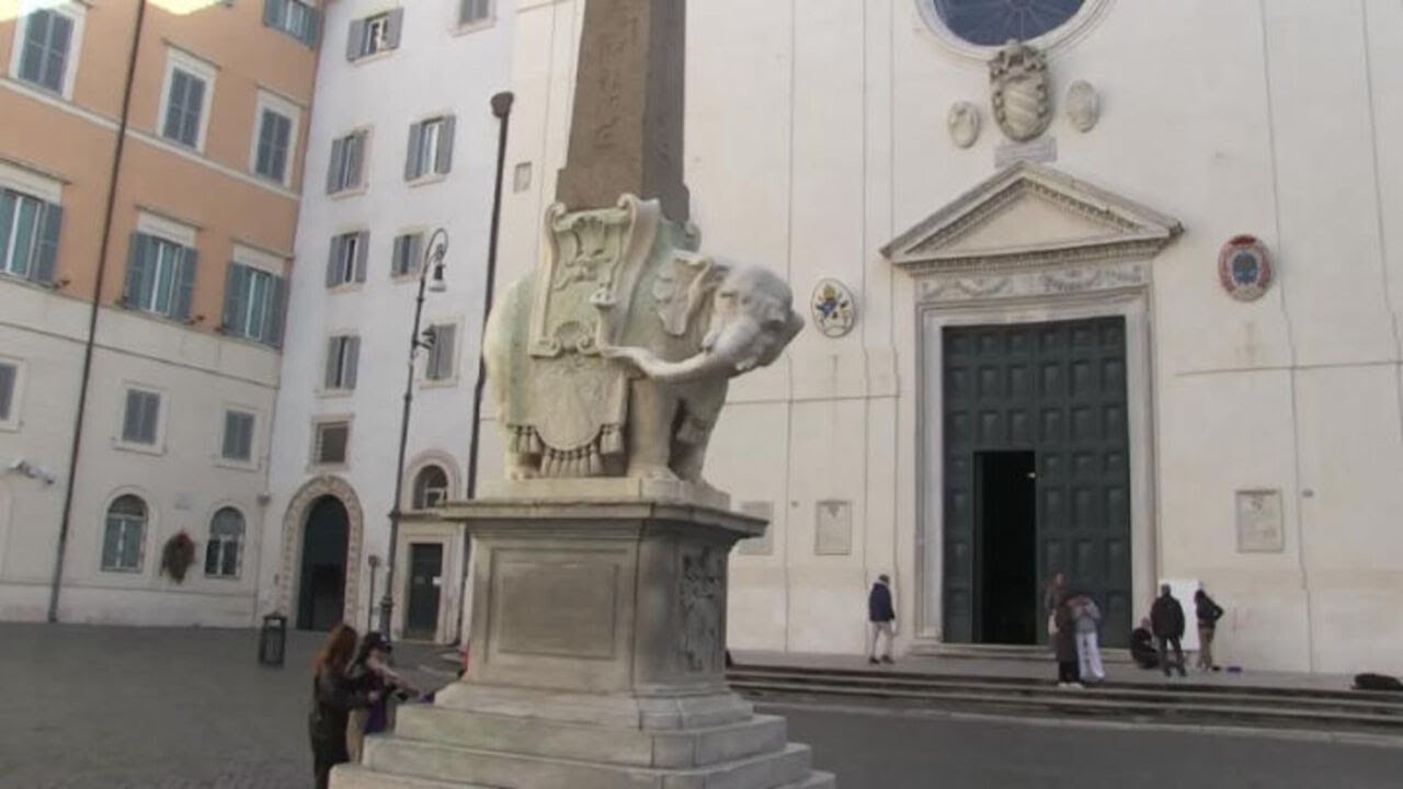 Vandali spezzano una zanna dell'elefante del Bernini a Piazza della Minerva, le immagini dei danni