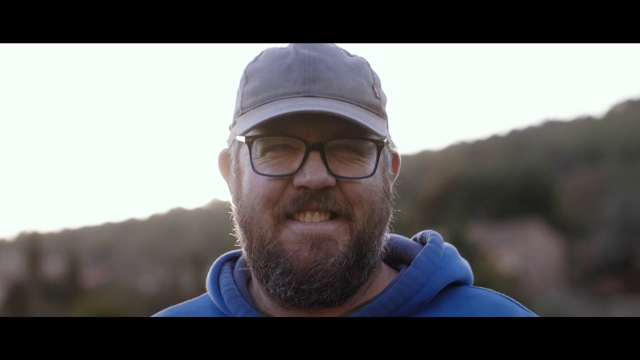 En couple sur le Tour en Saint-Chinian du GR® de Pays Minervois, Saint-Chinian, Faugères