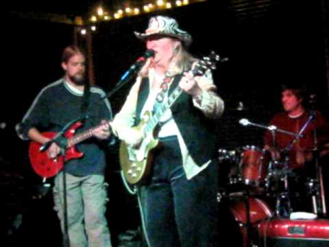Laura Simon sings Cocaine, Eric Clapton cover at Zuffy's