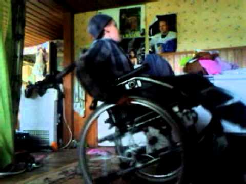 Pyörätuolilla keulintaa sisällä