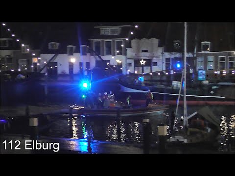 P1 KNRM Elburg met spoed naar een persoon te water in de haven van Elburg in de nacht