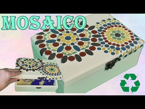 Caja de madera decorada con mosaico. Teselas de masa flexible