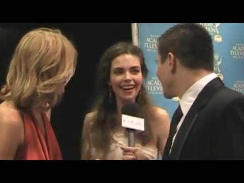 Y&R's Amelia Heinle Sings "Reading Rainbow"  Theme Song