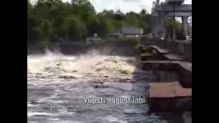 preview picture of video '2009-07-17 - Ujuv saar lastakse Narva veehoidla paisust allavoolu'