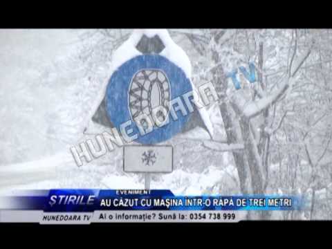 AU CĂZUT CU MAŞINA ÎNTR-O RÂPĂ DE TREI METRI