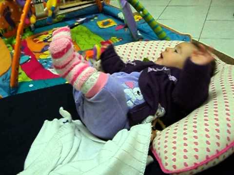 Bebê assistindo jogo do Brasil