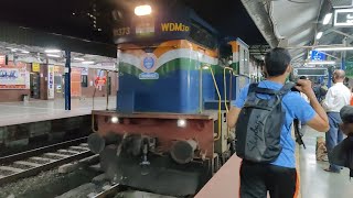 11003 Tutari Express Entering Dadar Railway Station : Indian Railways