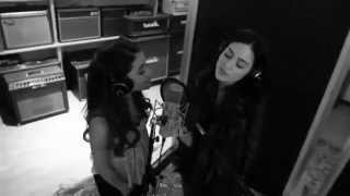 Ariana Grande and Elizabeth Gillies Sing &quot;Chestnuts&quot;