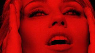 Miley Cyrus, Model/Actriz - Different Religion