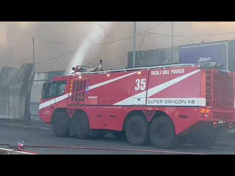 Spaventoso incendio a Centocelle