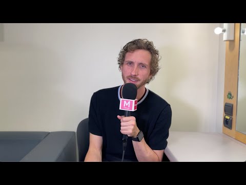 Baptiste Lecaplain en interview pour son spectacle "Voir les gens"