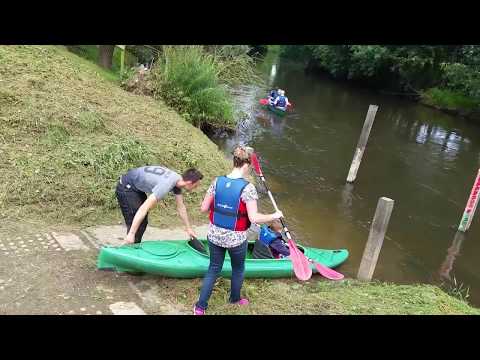Met kano over rivier  de Roer in Vlodrop bij Schurenhof de Geluksplek van Roerdalen
