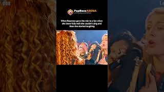 beyonce gave the mic to a fan to sing and then she started laughing at her #beyonce