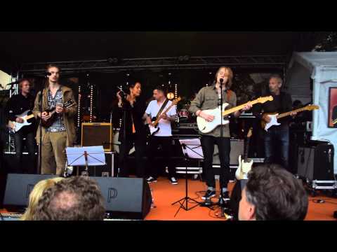 Pohn Jettri med vänner på Stig Vig memorial