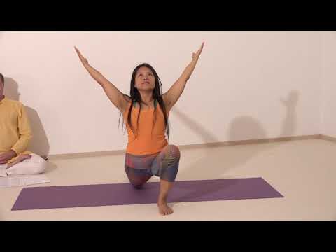 Halbmond mit Umarmungs-Mudra - Yoga Asana Lexikon
