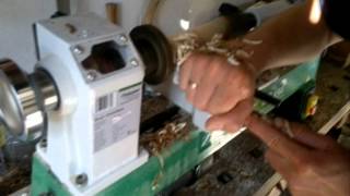 Soustružení dubového dřeva.