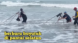 Download lagu mencari buyutuk atau undur undur laut || di pantai selatan mp3 Download lagu mencari buyutuk atau undur undur laut || di pantai selatan mp3