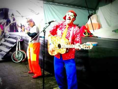 Palhaço SOL DA PRAIA E TIMBINHA na 4 feira do livro infantil do Jd. Botanico -SECRASO-RS