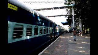 preview picture of video 'Hussainsagar Superfast Express Rips Hitech City Railway Station.'