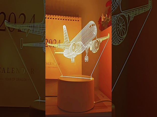 Vídeo relacionado con Optechvisual Lámpara de mesa LED personalizada con diseño de avión, regalo para pilotos, asistentes de vuelo y amantes de los aviones, luz nocturna y luz de lectura con nombre, decoración de avión