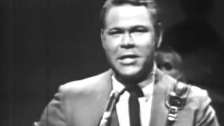 Roy Clark - The Wind Always Blows In Chicago