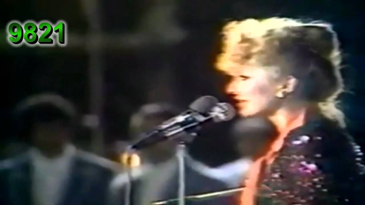 Googosh-kakhe niavaran .ahang GHaribe ashena .گوگوش.اجرایش برای شاه